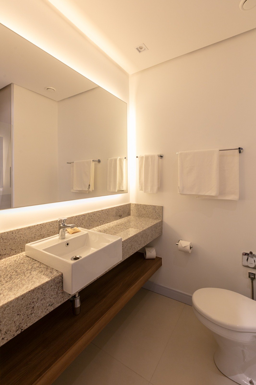 Banheiro da acomodação do Hotel Monaro