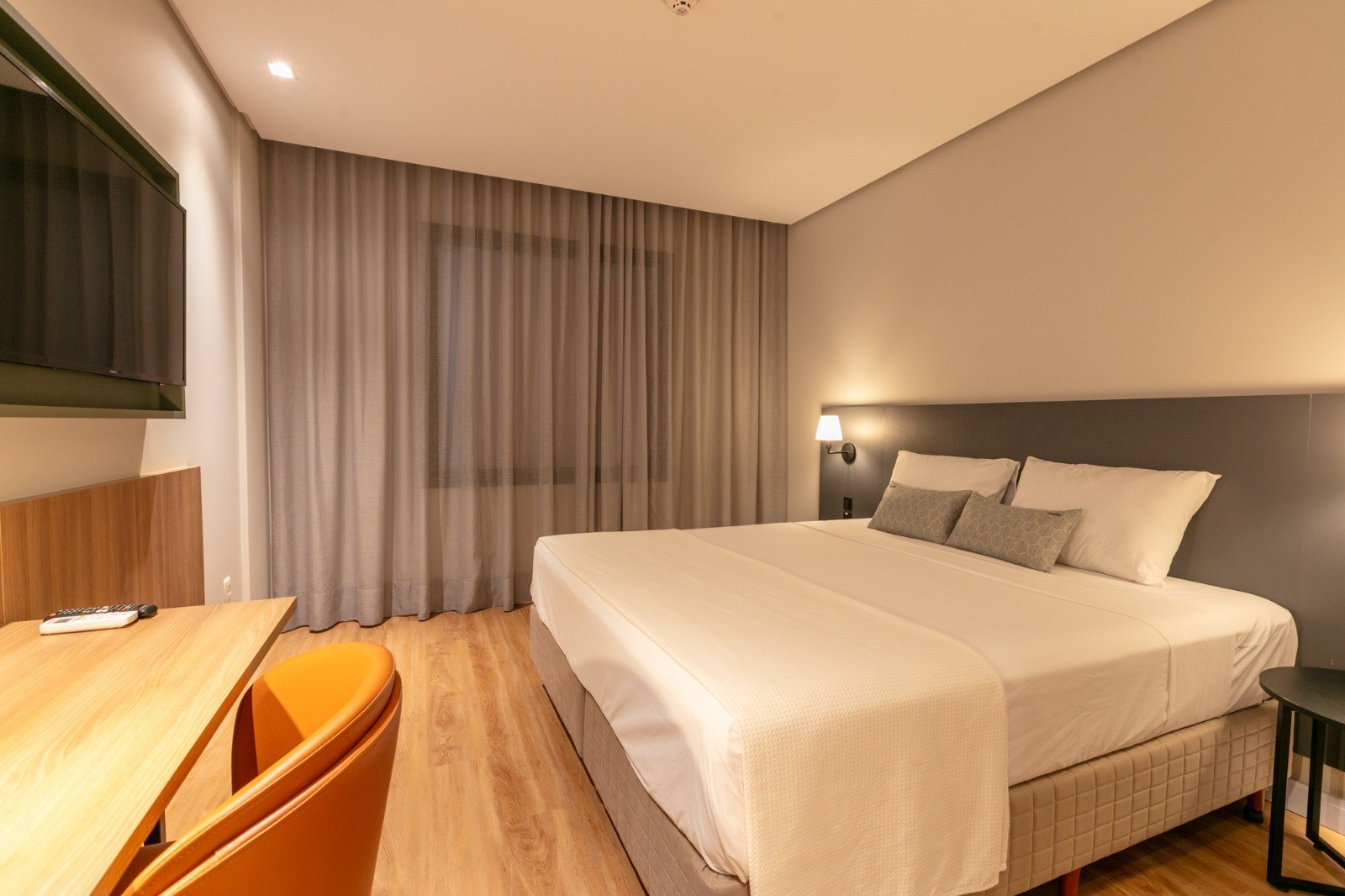 Suíte de casal do Hotel Monaro preparada para os convidados da inauguração